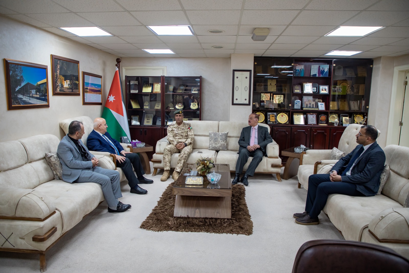 الجامعة الهاشمية تبحث تعزيز التعاون مع الخدمات الطبية الملكية