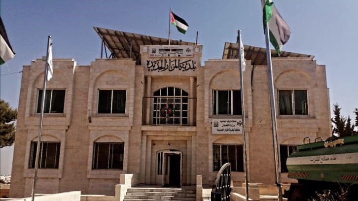 بلدية المزار الشمالي تغلق محطة غسيل وتشحيم مركبات مخالفة