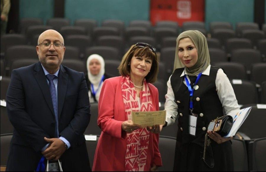 تكريم الدكتورة فاطمة بني يونس في ملتقى “المرأة الحكيمة تتحدث”