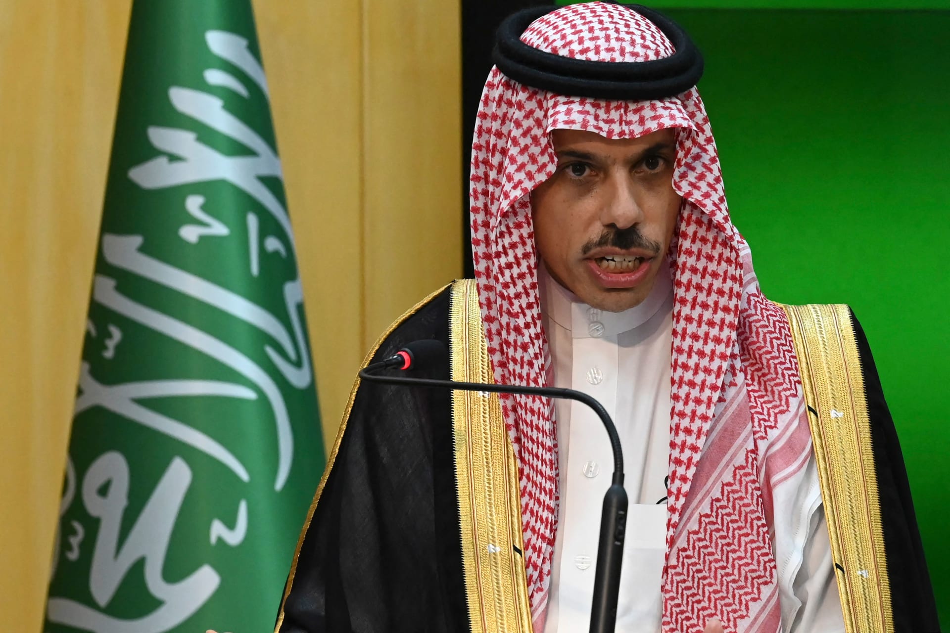 بن فرحان يتصل هاتفياً بوزيري خارجية إيران وباكستان
