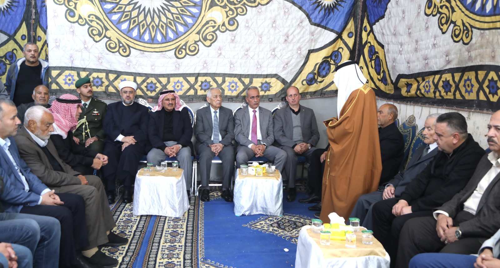 العيسوي ينقل تعازي الملك وولي العهد إلى العلاونة