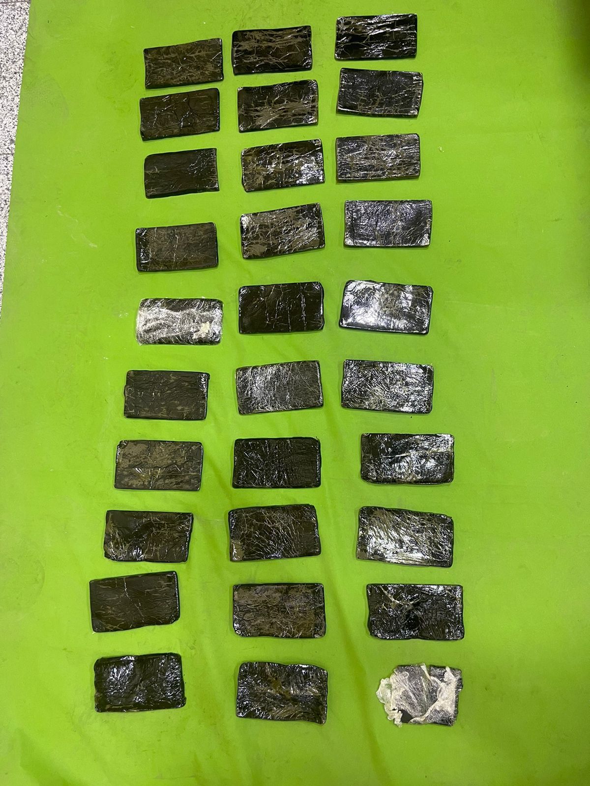 القبض على عدد من تجار المخدرات وحملة أمنية في الرمثا 