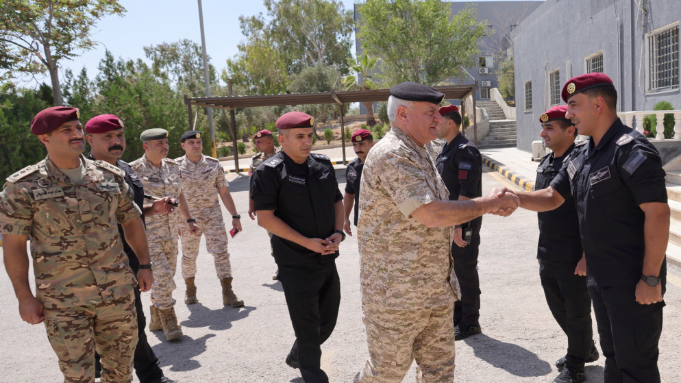 الحنيطي يؤكد استمرار تطوير وتحديث وحدات الجيش العربي وتعزيز جاهزيتها