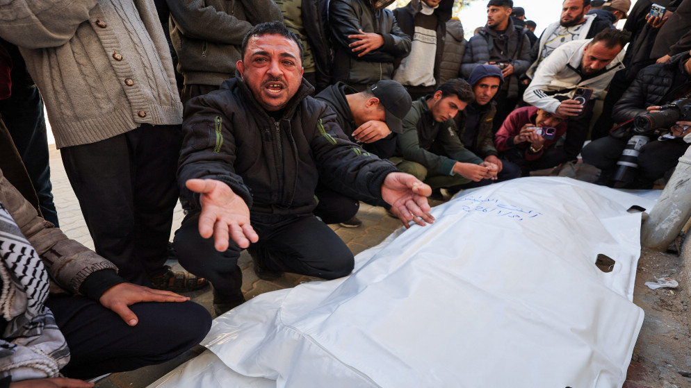 شهيد متأثر بجروحه إثر قصف الاحتلال الإسرائيلي خيمة في خان يونس