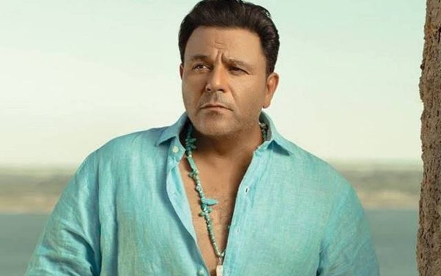 قبلة مؤثرة من محمد فؤاد للعريس تشعل زفاف ابنته .. صور