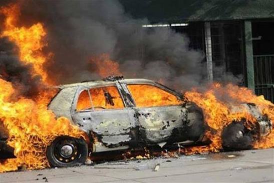 حريق مفاجئ يلتهم مركبتين كهربائيتين في عمان