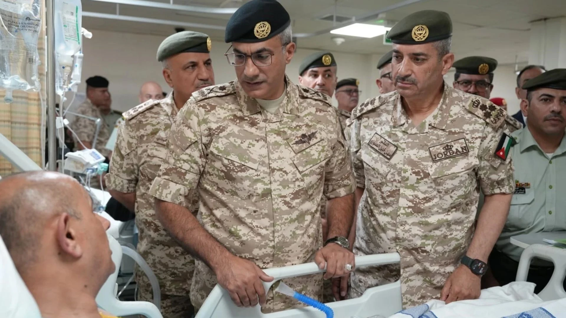 بينهم اللواء الحراسيس ..  زيارات للاطمئنان على مصابي فاجعة الكرك
