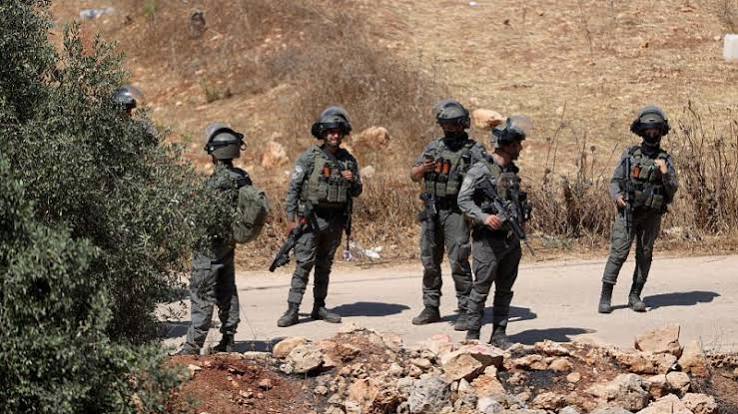 جيش إسرائيل ينكل بـ7 فلسطينيين بينهم 4 أطفال ومسنان بالخليل