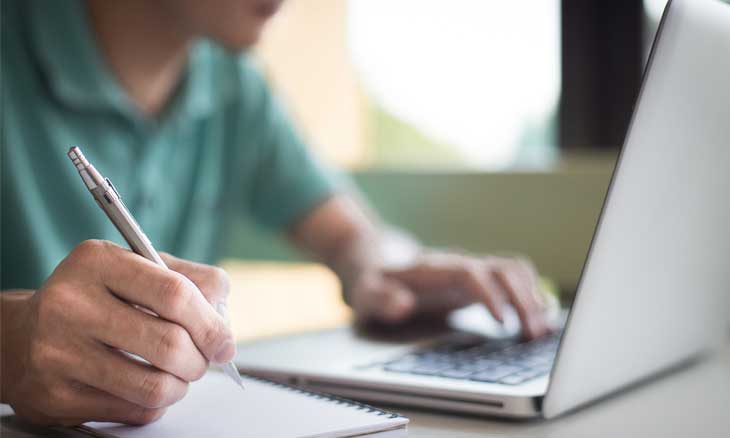 الحكومة: لا قرار حالياً بالتعليم أو العمل عن بُعد