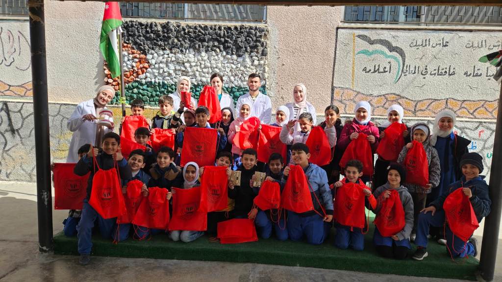 طب الأسنان في عمّان الأهلية تنظم بمدرسة البشيري الأساسية نشاطاً توعوياً بصحة الفم  