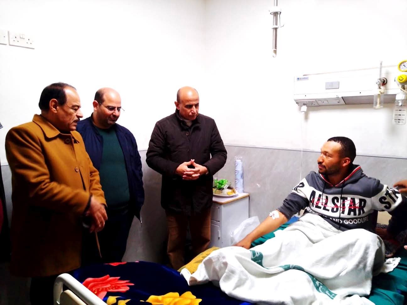 محافظ الكرك يطمئن على عامل أُصيب أثناء واجبه خلال المنخفض الجوي