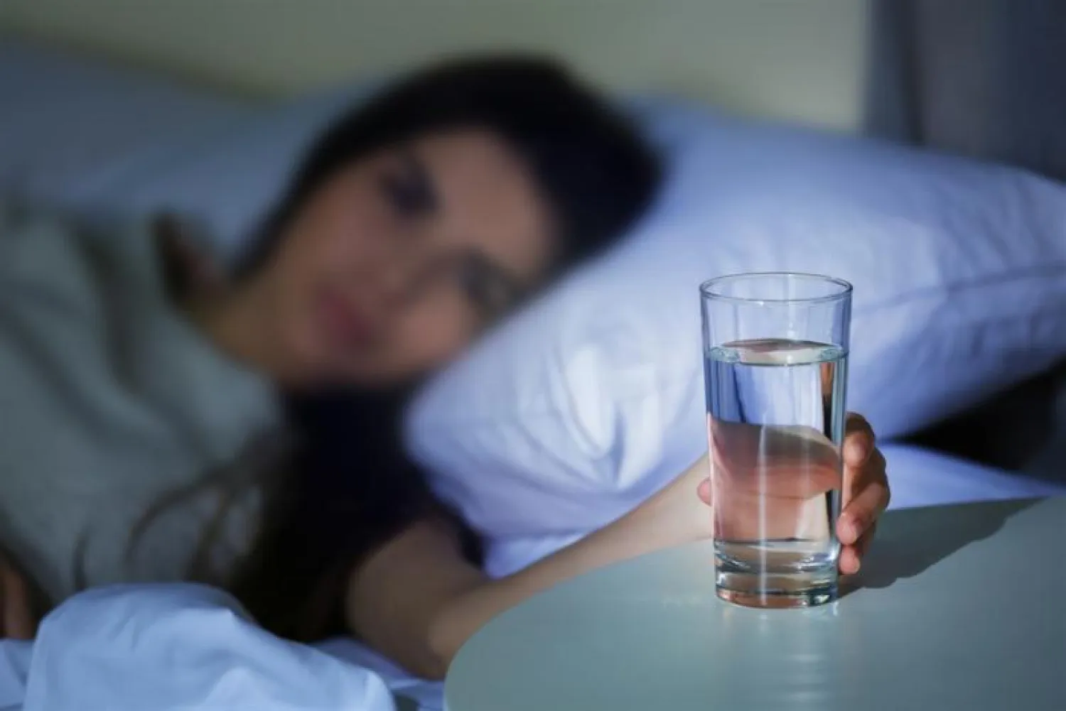 عندما يوقظك العطش ليلاً ..  علامة صامتة في جسمك يحذر الأطباء من إهمالها