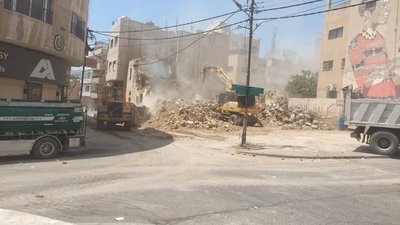 بلدية جرش الكبرى تشرع بإزالة مبنى قديم حفاظاً على سلامة المواطنين