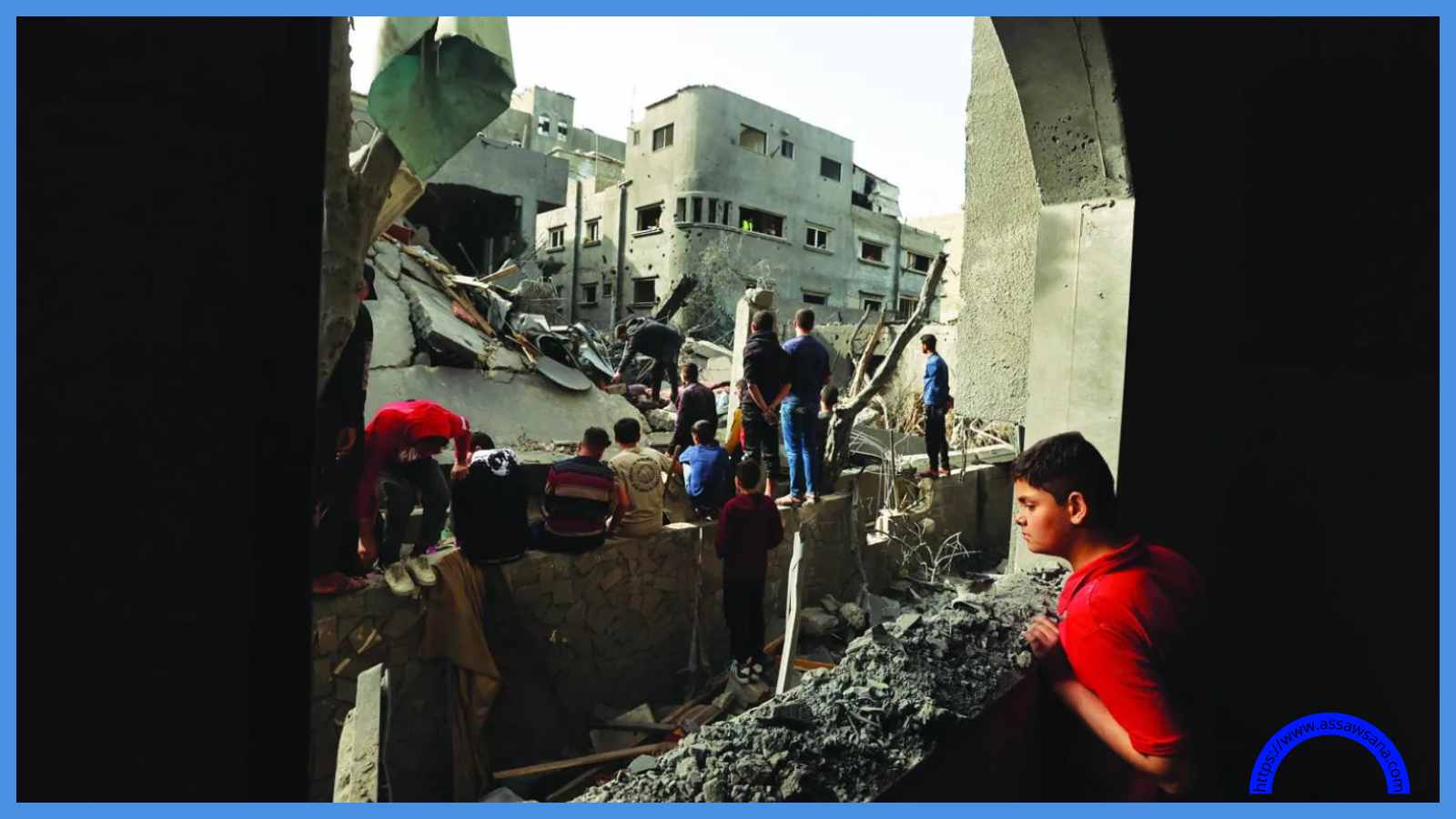 طفل ينظر من شرفة منزله المهدم في غزة