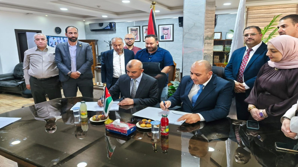 النقل البري توقّع عقد توريد وتشغيل الأنظمة الذكية لـ376 حافلة