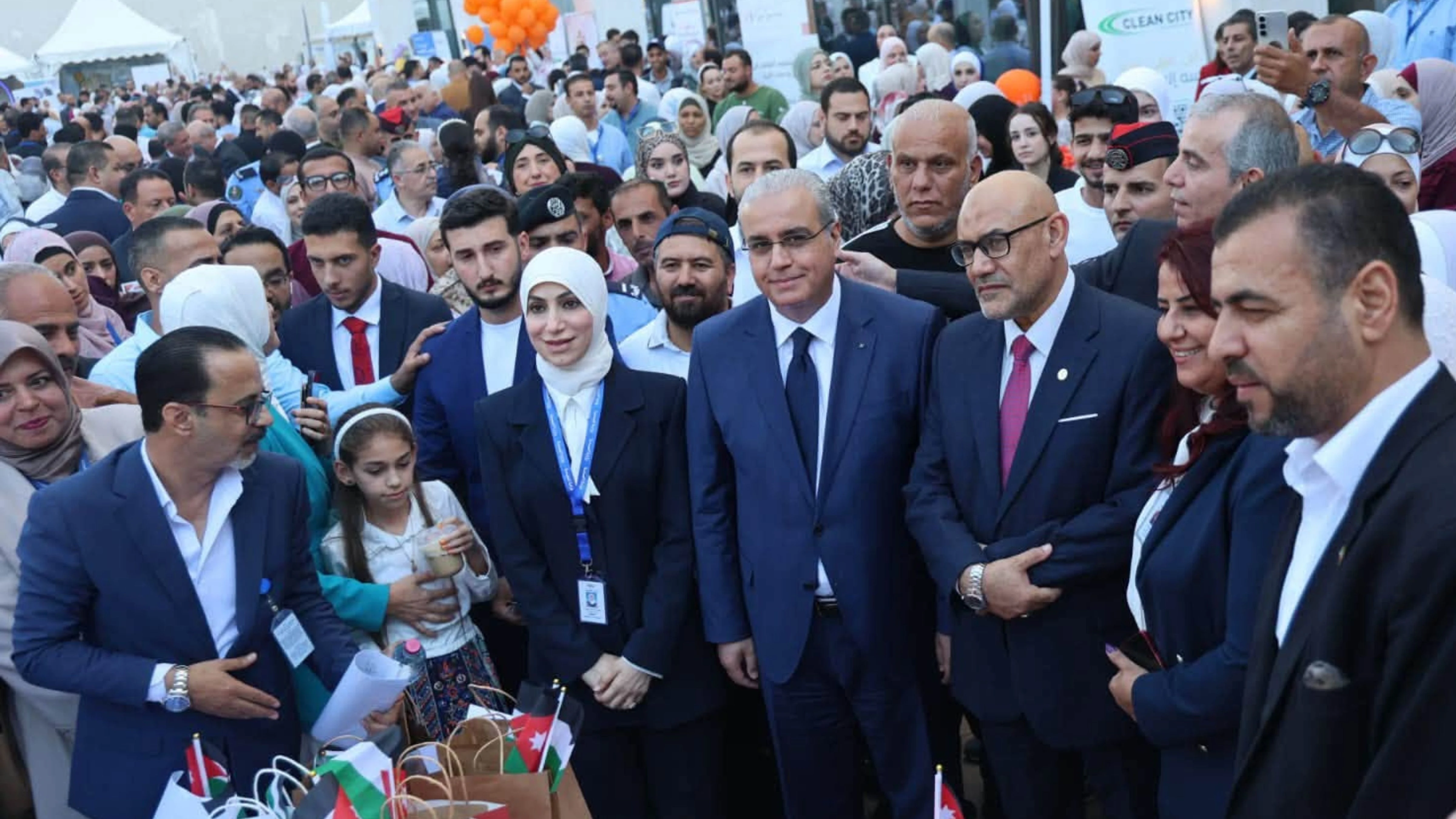 خط "واتساب" مباشر يربط وزير الصحة بالموظفين