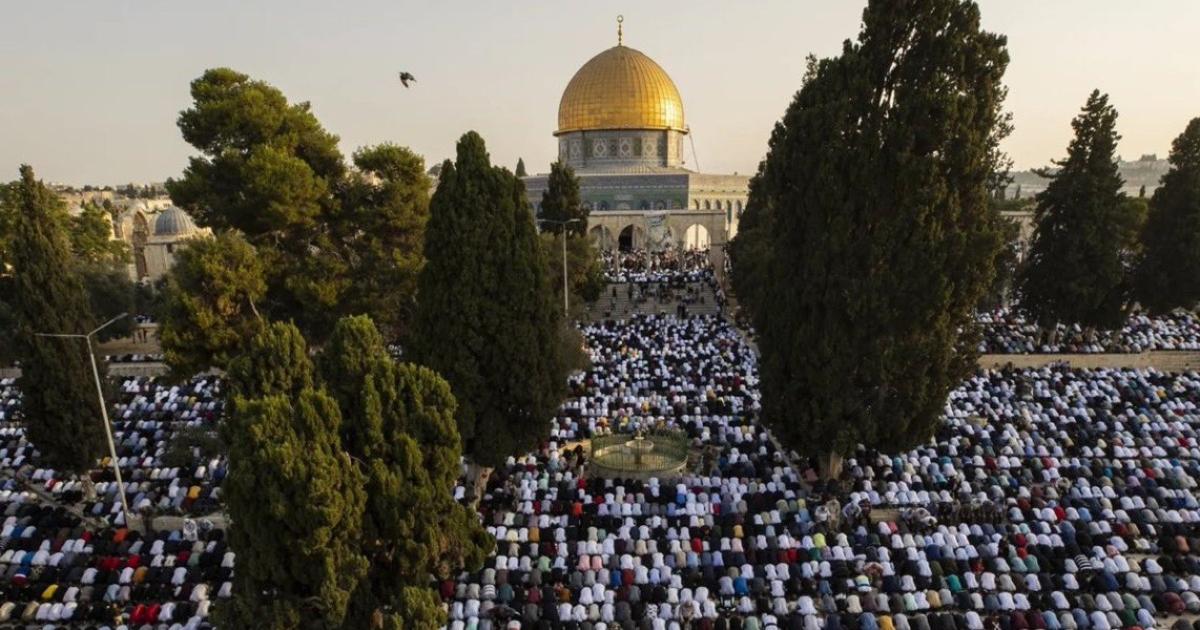 أكثر من 70 ألفًا يؤدون صلاة الجمعة بالأقصى
