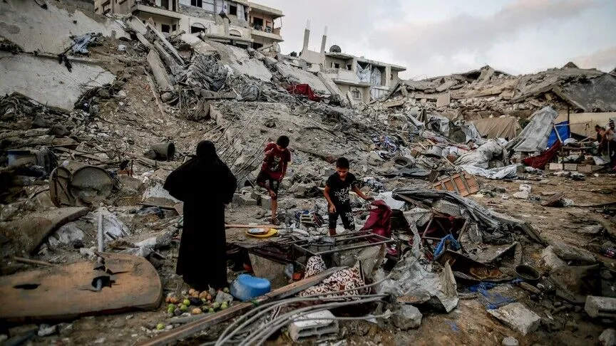 غزة ..  بدء انتشال جثامين 13 فلسطينيا من تحت أنقاض منزل مدمر