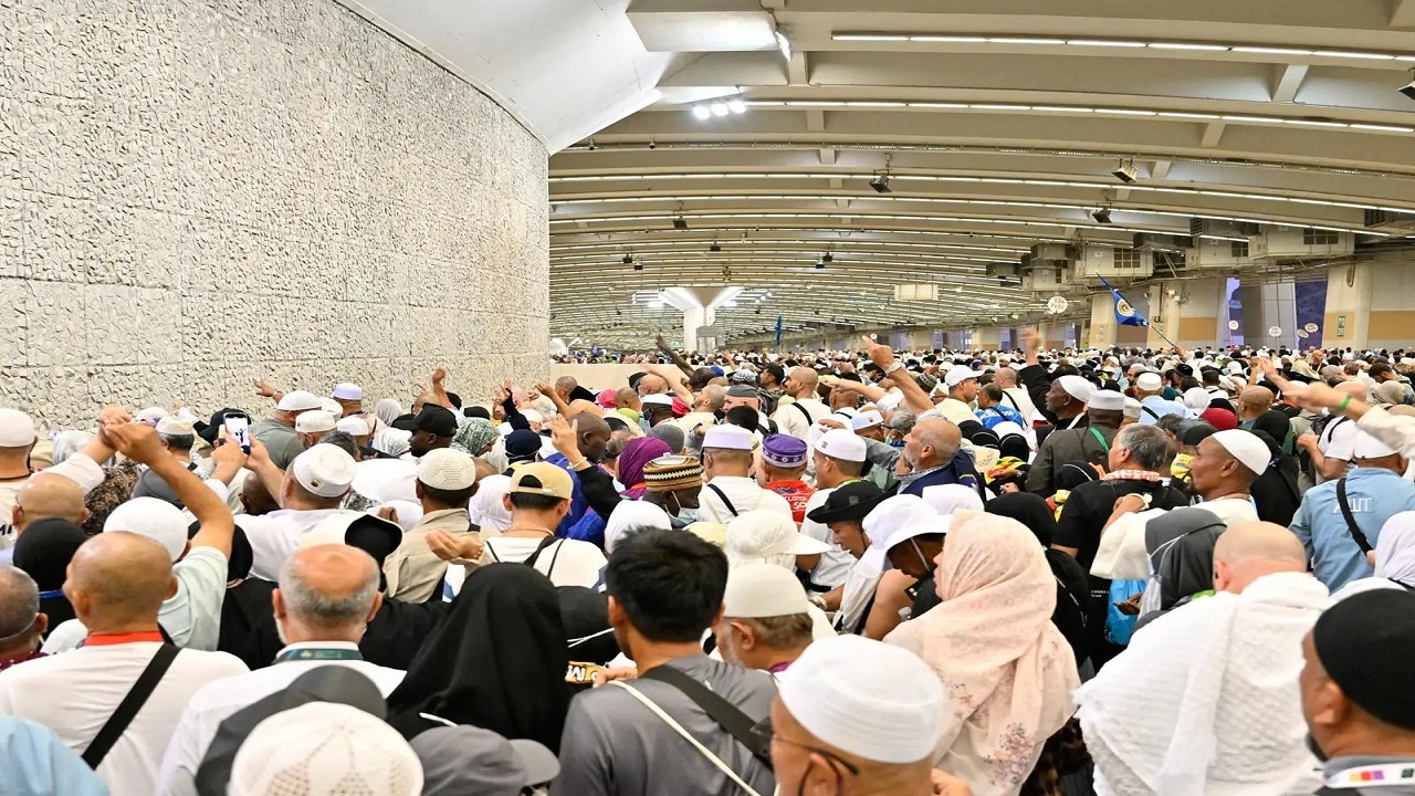 حجّاج بيت الله الحرام يرمون الجمرات الثلاث في ثاني أيام التشريق