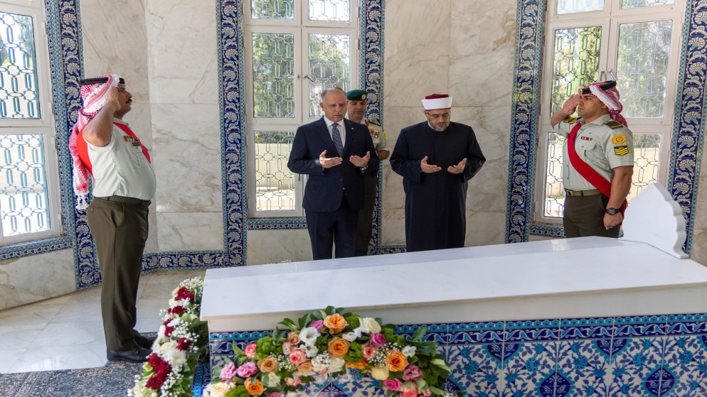 نائب الملك يزور ضريح الملك طلال بن عبدالله