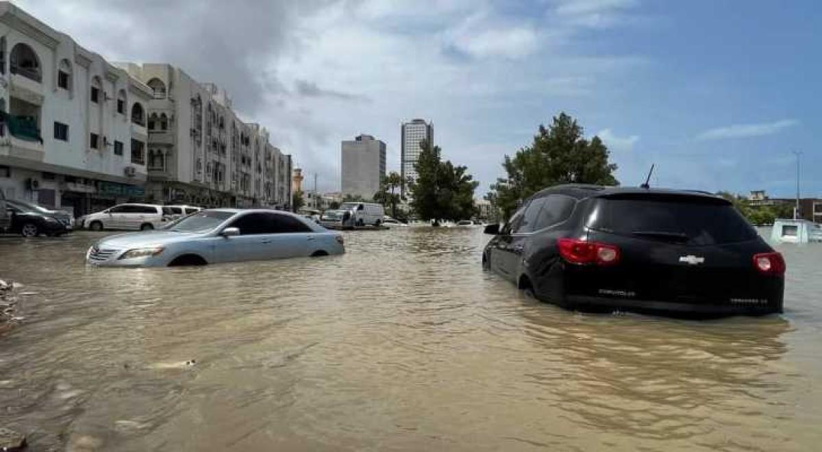 فيديو ..  طائرات دبي تسبح وعاصفة قوية تُغرق الشوارع