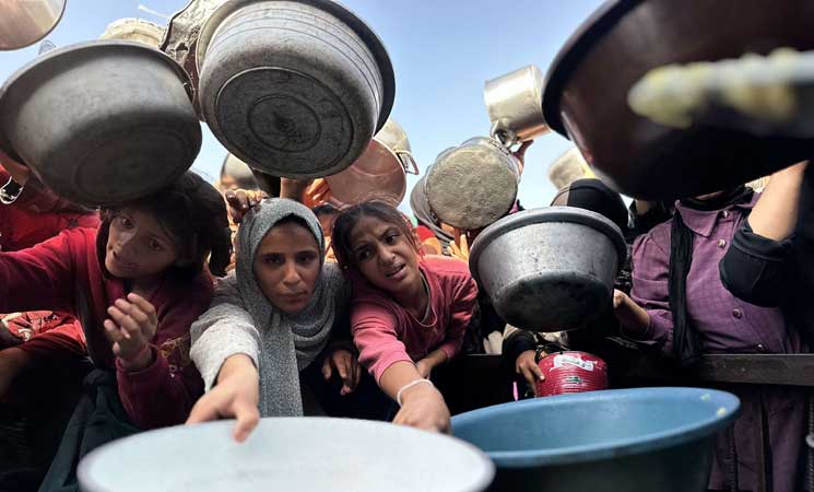  نازحون يتوافدون على تكية السعادة وسط تفاقم الأزمة الإنسانية جنوب غزة