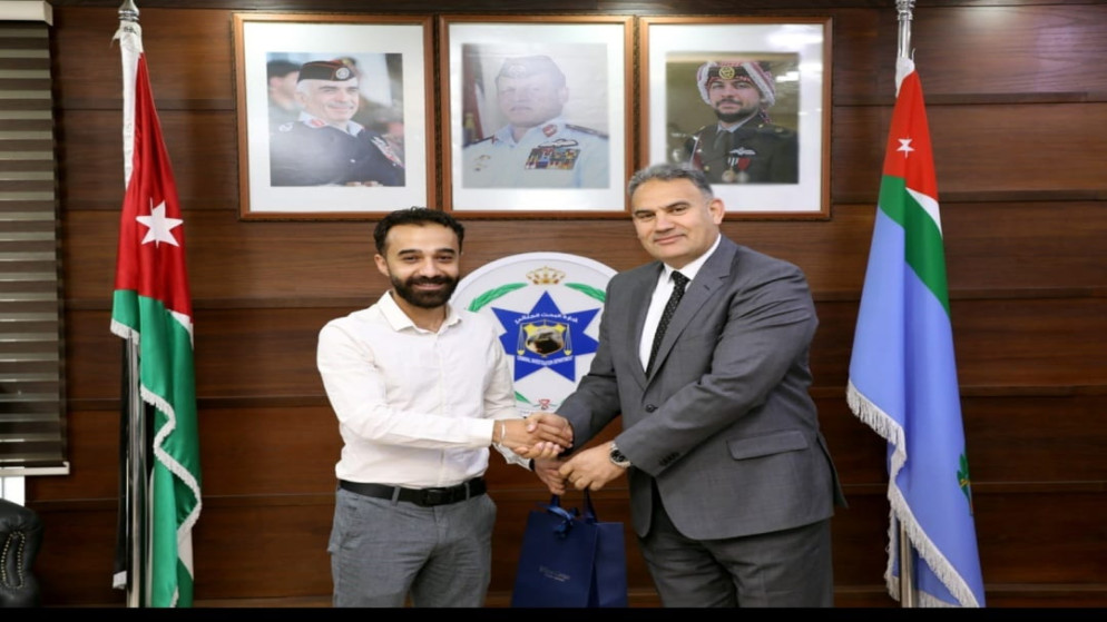 مدير إدارة البحث الجنائي يكرم مواطنا لأمانته