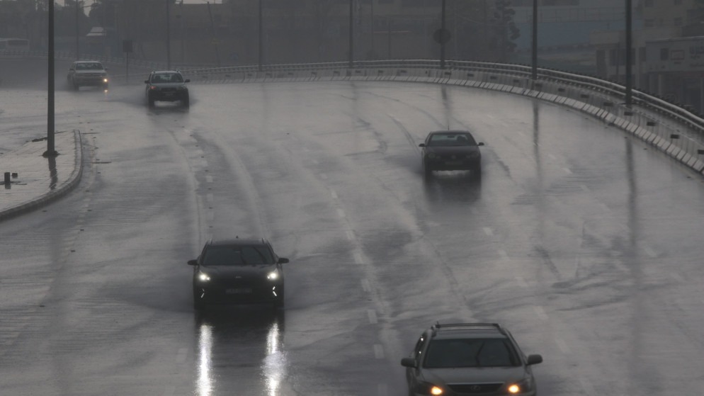  أمطار غزيرة وتحذيرات من السيول وارتفاع منسوب المياه