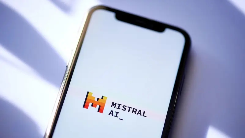 ميسترال تطلق Voxtral: ذكاء صوتي مفتوح ينافس Whisper