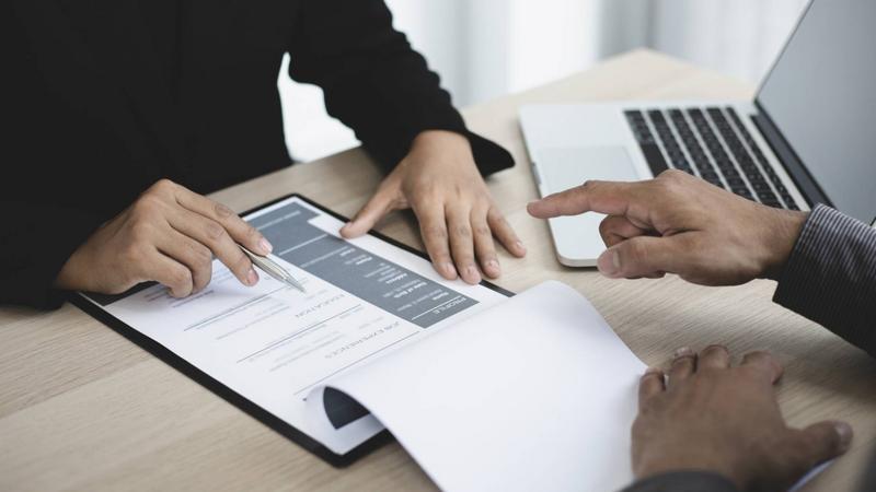 الإعلان عن وظائف شاغرة ودعوة آخرين للمقابلات ..  أسماء