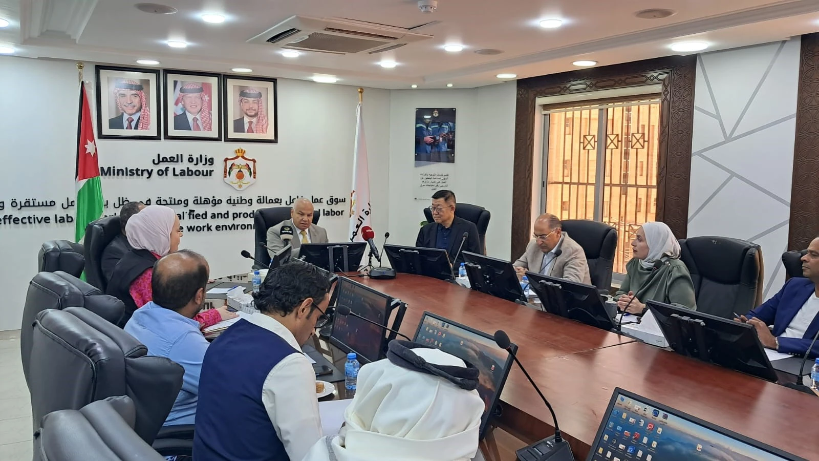 اتفاقية لإنشاء مصنع ألبسة في أذرح
