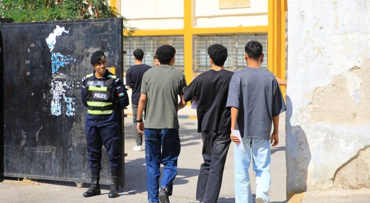 طلبة التوجيهي يبدأون امتحان الرياضيات 