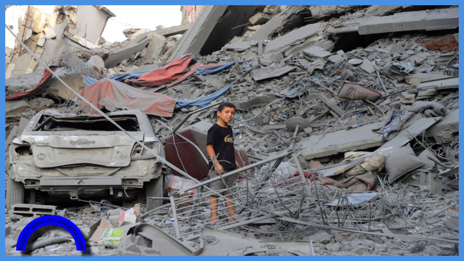 طفل فلسطيني يقف وسط الأنقاض في غزة