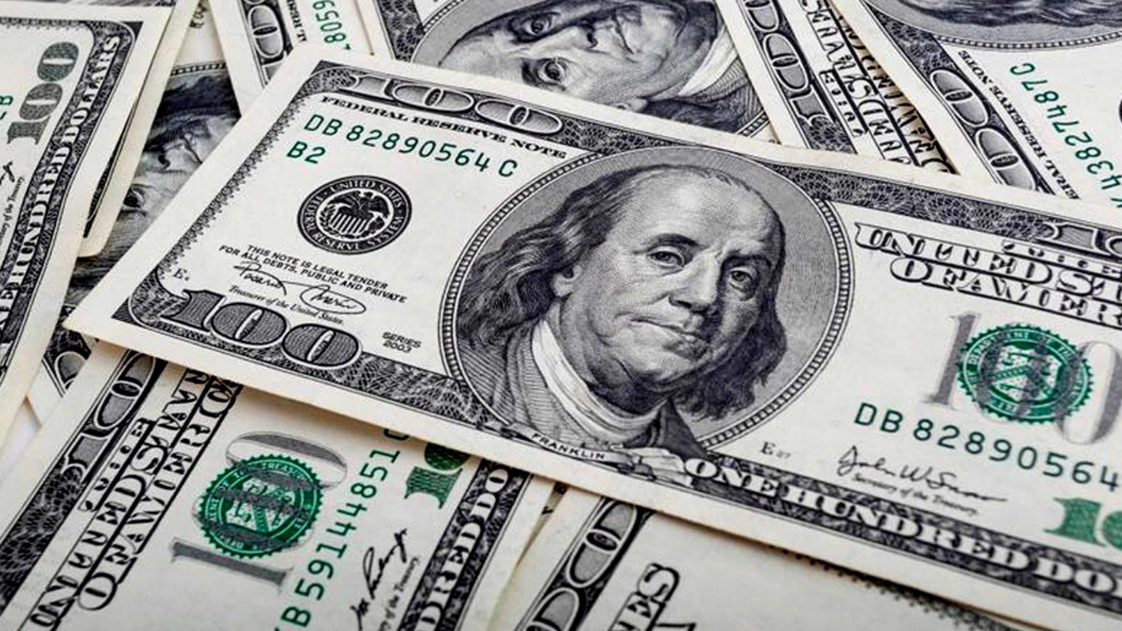 الدولار يرتفع أمام سلة من العملات الرئيسية