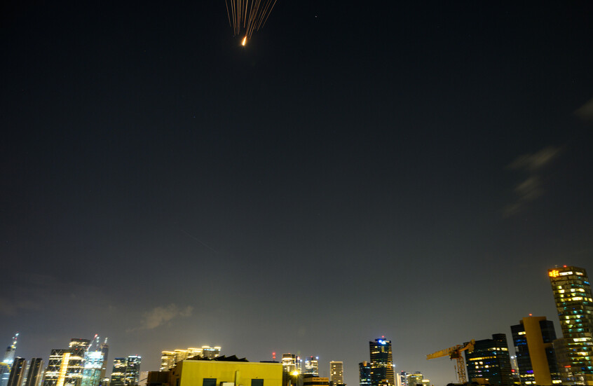 هجوم صاروخي إيراني يستهدف تل أبيب والوسط الإسرائيلي