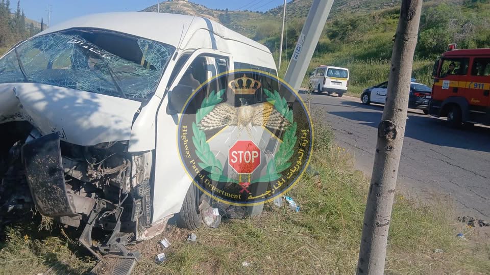 18 إصابة في حادث تدهور باص كوستر قبل محطة وادي العرب