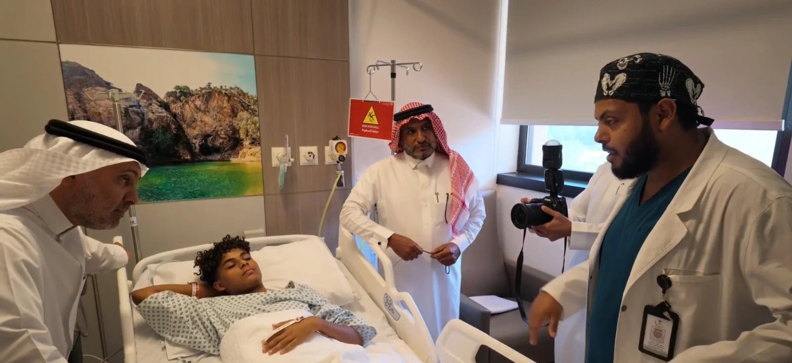 الجلاجل يتفقد مصابي هجوم مطار الملك خالد 