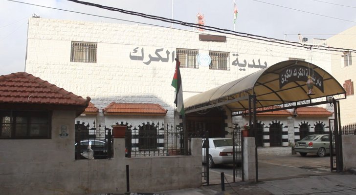 بلدية الكرك تواصل جمع الكرتون من مناطقها لإعادة تدويره