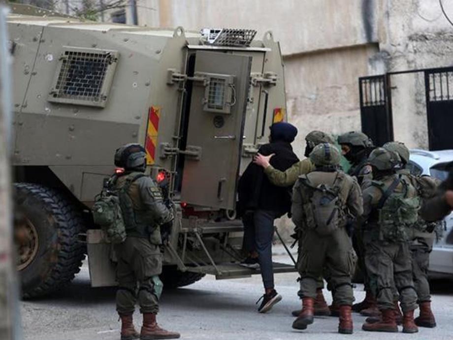 الاحتلال يعتقل 6 فلسطينيين ويحتجز عشرات بالضفة