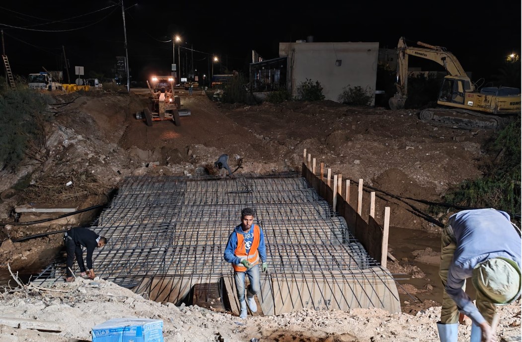 الأشغال تبدأ إنشاء طريق مؤقت بمحاذاة جسر الرامة لتسهيل حركة المواطنين   