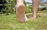 6 فوائد صحية للمشي حافي القدمين ..  تعرف عليها 