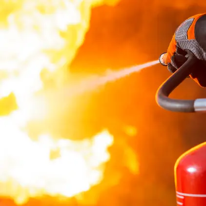 الدفاع المدني يتعامل مع حريق مخلفات في مكب الظليل دون إصابات