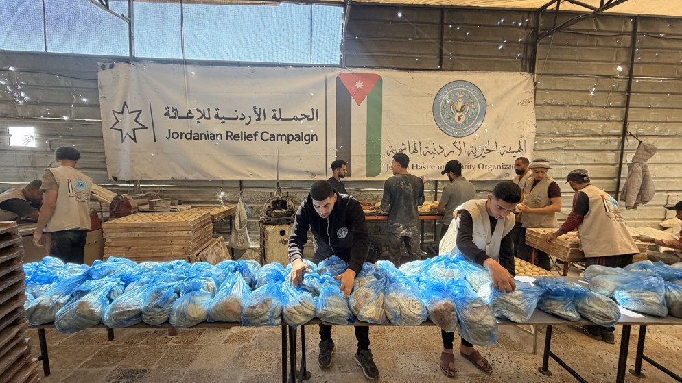 مخبز الحملة الأردنية يوزّع الخبز الطازج على نازحين بغزة