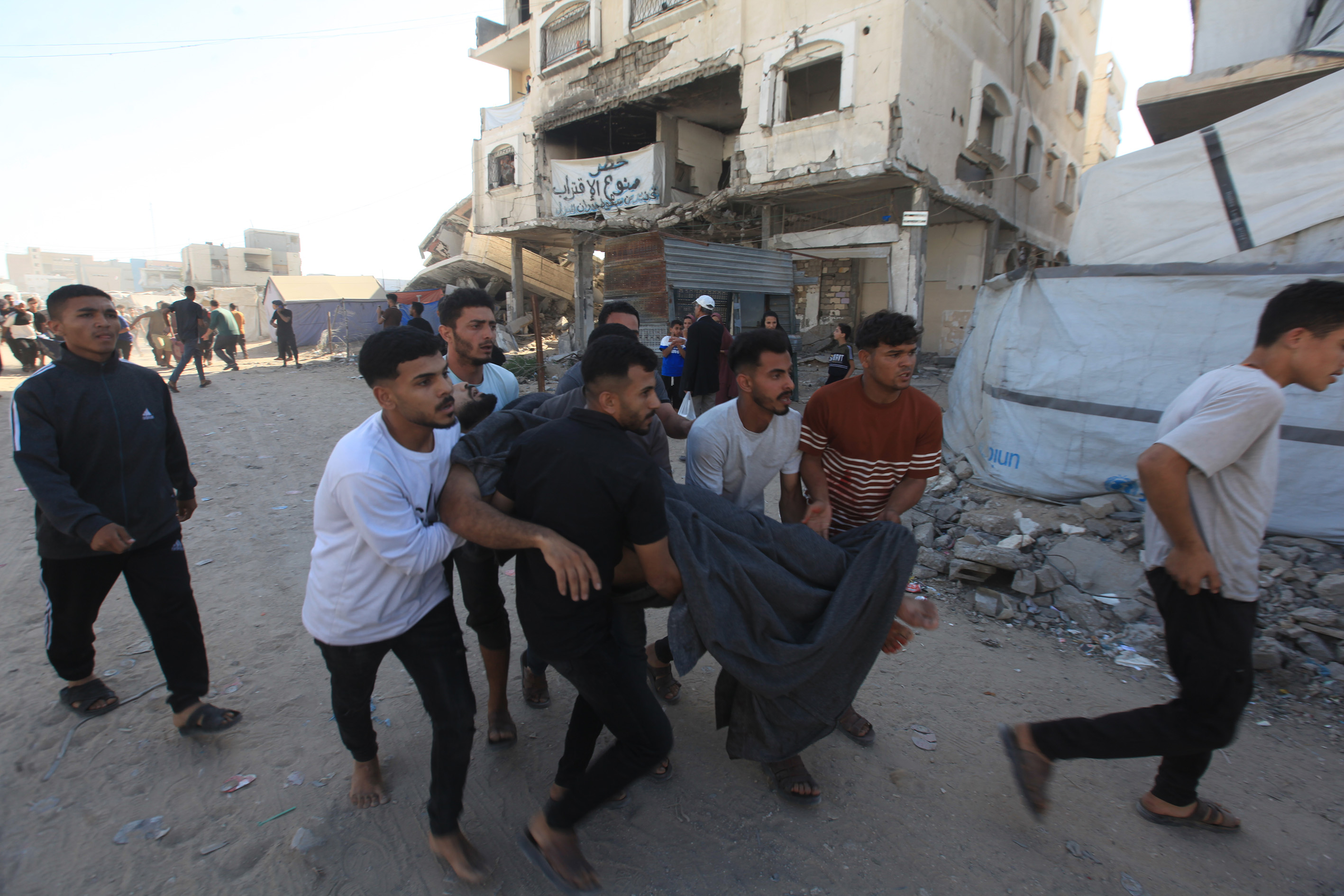 غزة ..  6 شهداء و10 جرحى بينهم أطفال بقصف إسرائيلي لخيمة نازحين