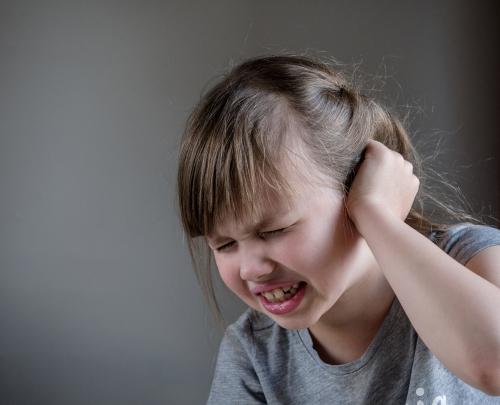 أسباب ألم الأذنين عند الأطفال