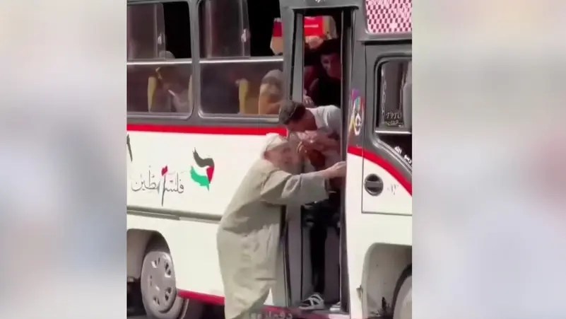 سقوط مسن أمام حافلة يشعل غضب المصريين