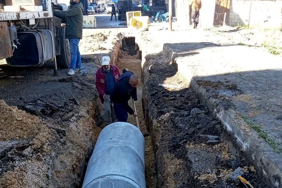 بلدية إربد تواصل صيانة شبكات تصريف مياه الأمطار 