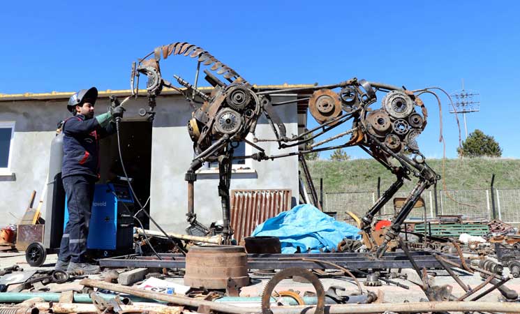 تماثيل خيول من النفايات