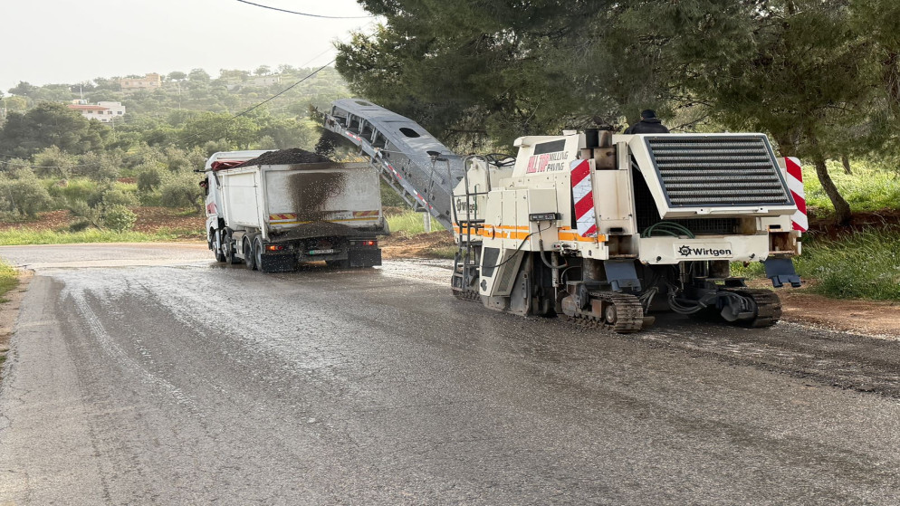 الأشغال: بدء العمل بمشروع صيانة وتعبيد 4 طرق في الزرقاء