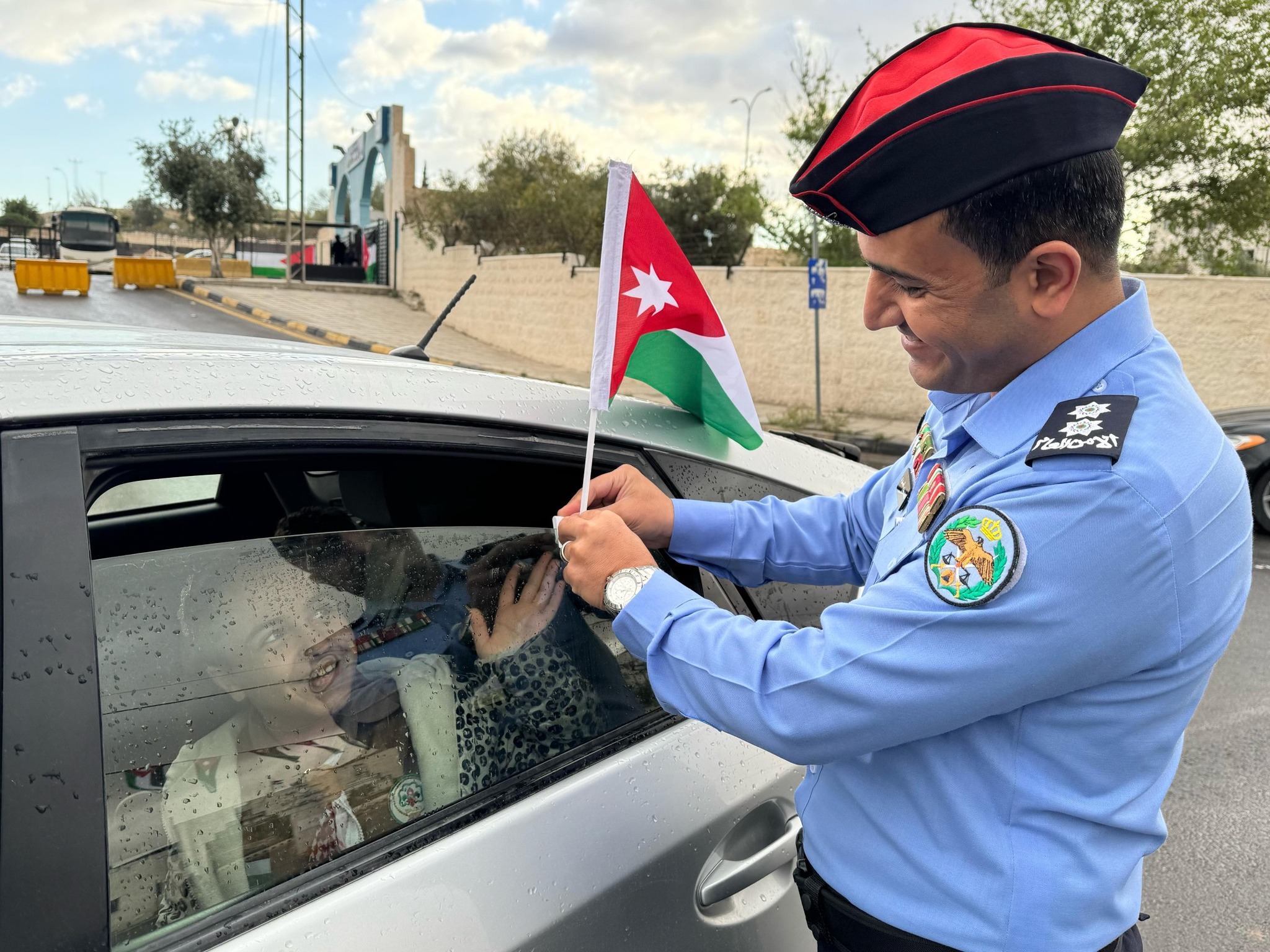الأمن العام يباشر بلصق وتوزيع العلم الأردني على مركبات المواطنين ..  فيديو